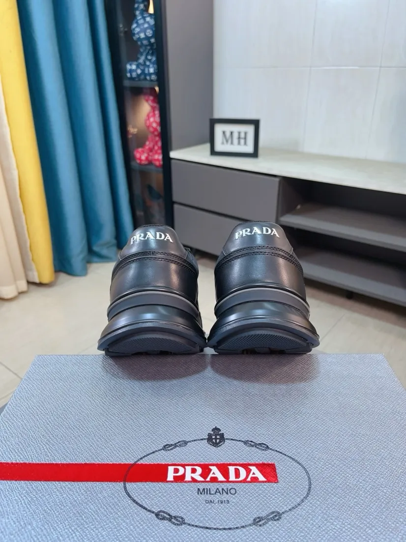 The ex-factory price is 620🌹🌹The high-quality new Prada (Prada) counters are launched simultaneously. The new men's shoes and 😘fabrics are selected from imported mesh and glue-spraying technology. Imported cowhide lining. 👍🏿High-end☄️Open-molded non-slip rubber outsole, exquisite lines, simple and elegant, comfortable and high-end for leisure travel. Code number: 38 to 44